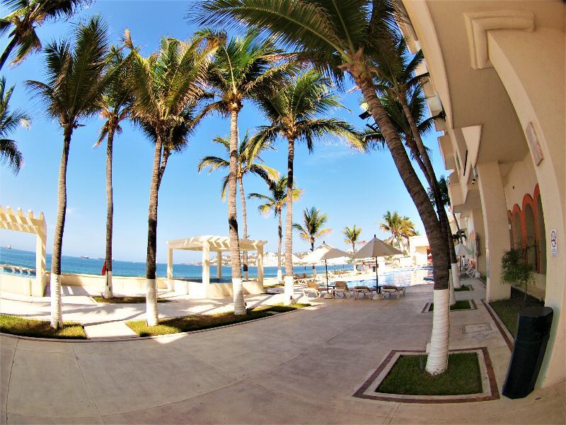 Camino Real Manzanillo Hotel Exterior photo
